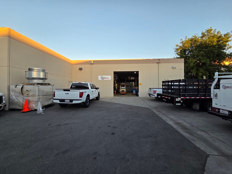More Photos Of 10661 Humbolt St, Los Alamitos Manufacturing For Lease