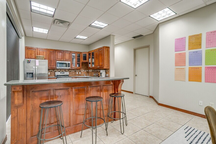 More Photos Of 914 N Sylvania Ave, Fort Worth Medical For Lease