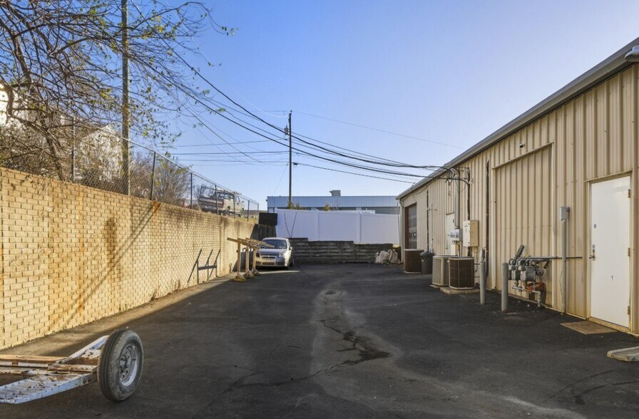 More Photos Of 1215 Greenville Ave, Staunton Freestanding For Lease