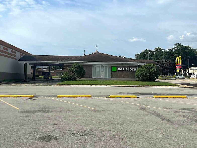 More Photos Of 822 W McKinley Ave, Mishawaka Storefront For Sale