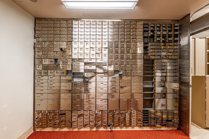 More Photos Of 2495 Lakeshore Dr, Lake Elsinore Bank For Sale