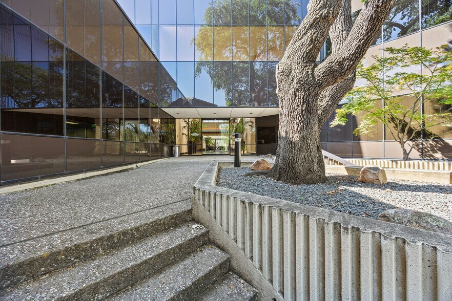 More Photos Of 4545 Fuller Dr, Irving Office Residential For Lease