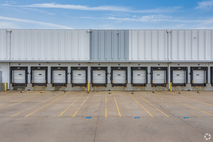 More Photos Of 7550 Oak Grove Rd, Fort Worth Distribution For Lease