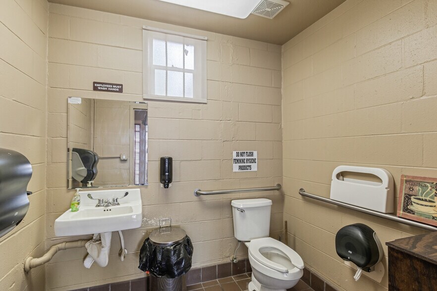 More Photos Of 700 St. Johns Ave, Palatka Restaurant For Sale