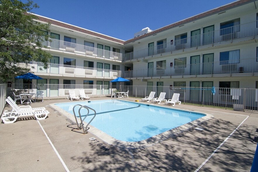 Primary Photo Of 2300 Cleveland Ave N, Saint Paul Hotel For Sale