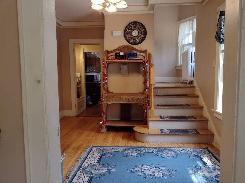 More Photos Of 314 Augusta Ave, Dekalb Dormitory For Sale