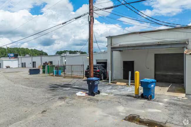 More Photos Of 1951-1955 Canton Rd, Marietta Warehouse For Lease