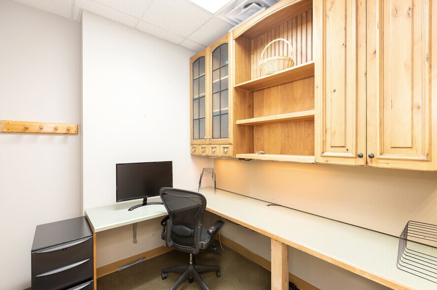 More Photos Of 136 E Thomas Pl, Beaver Creek Hotel For Lease