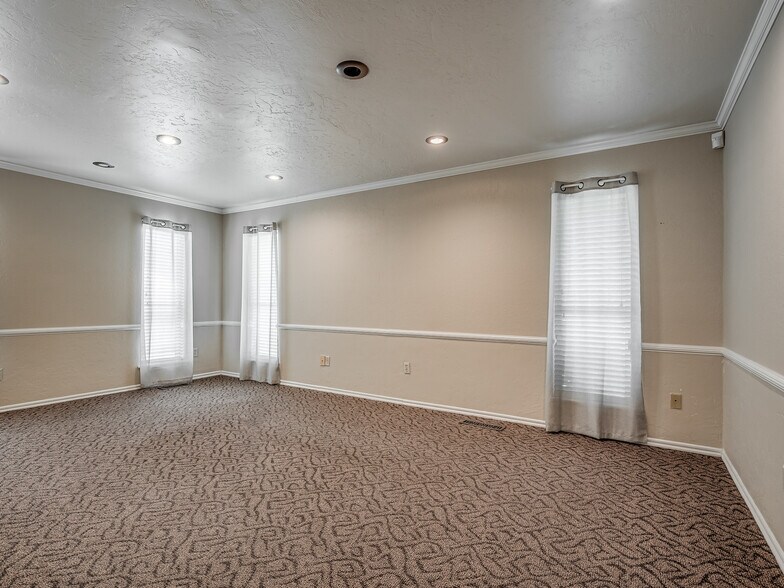 More Photos Of 525 Tower Dr, Moore Office For Lease