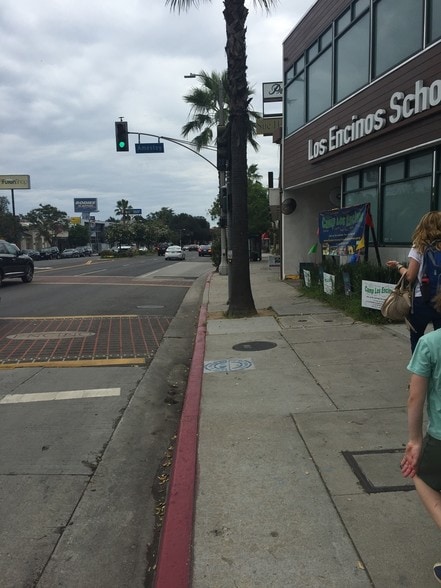 More Photos Of 17060-17070 Ventura Blvd, Encino Storefront For Lease