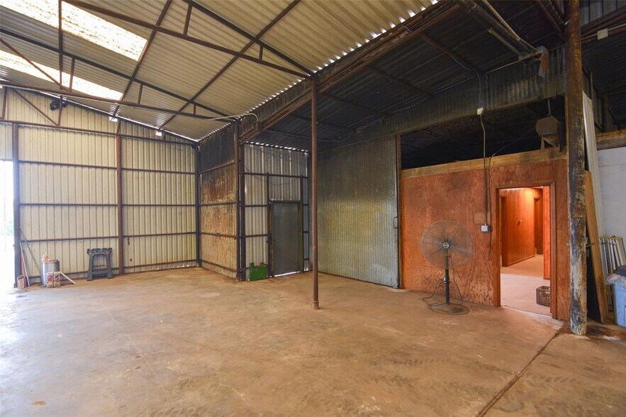 More Photos Of 3554 S Robinson Dr, Robinson Warehouse For Sale