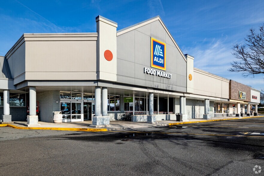 More Photos Of 367-425 N Service Rd, Patchogue Storefront For Lease