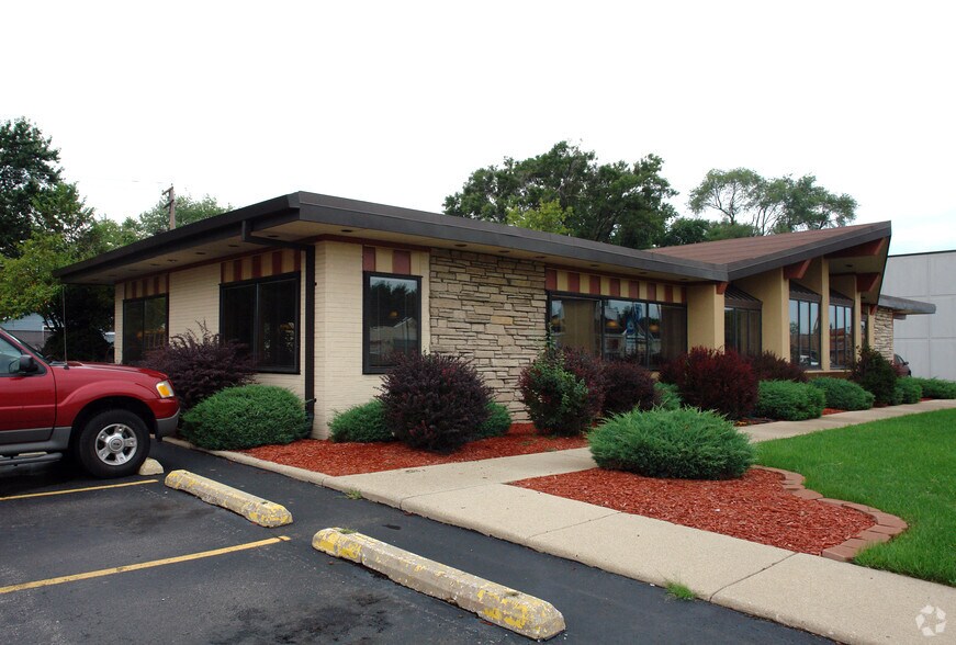 More Photos Of 300 N Northwest Hwy, Palatine Restaurant For Sale