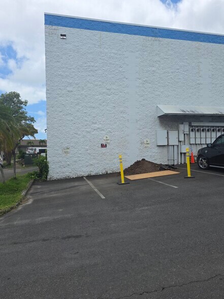 More Photos Of 99-930 Iwaena St, Aiea Warehouse For Lease
