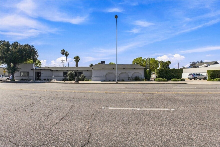 More Photos Of 2060 E Foothill Blvd, Pasadena Freestanding For Sale