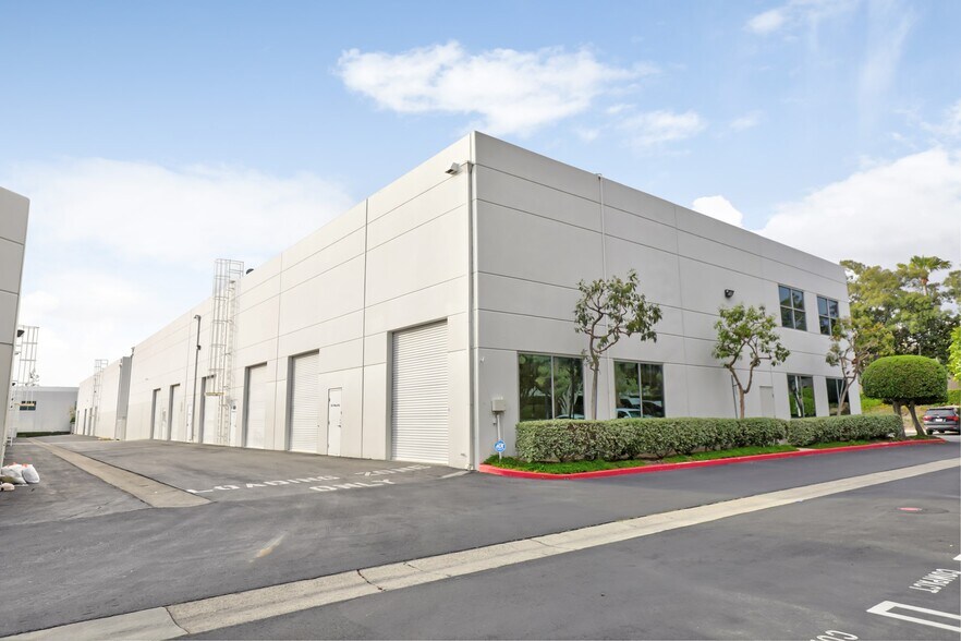 More Photos Of 32 Mauchly, Irvine Manufacturing For Sale