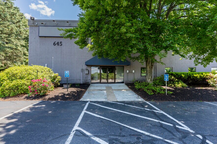 More Photos Of 645 Harvey Rd, Manchester Showroom For Lease