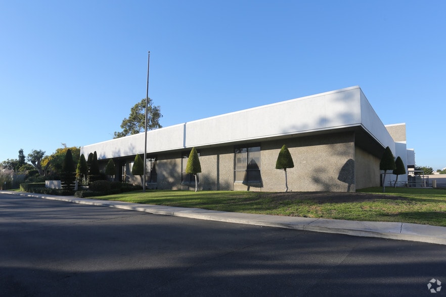 More Photos Of 3501 W Segerstrom Ave, Santa Ana Distribution For Lease