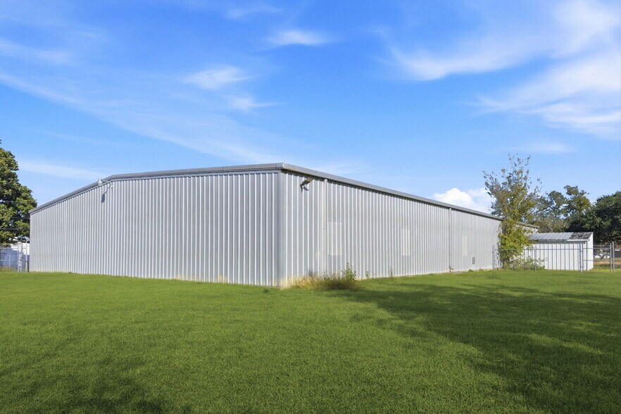 More Photos Of 13026 Rosecrest Dr, Houston Warehouse For Lease