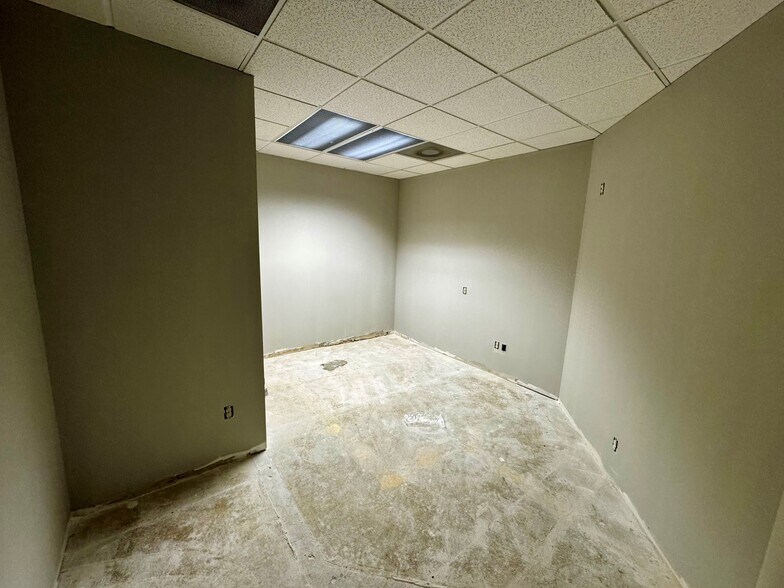 More Photos Of 19401 E 40 Hwy, Independence Office For Lease