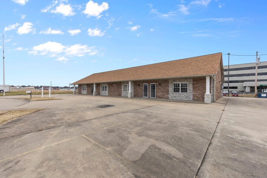 More Photos Of 2437 Myra Dr, Cape Girardeau Office For Sale