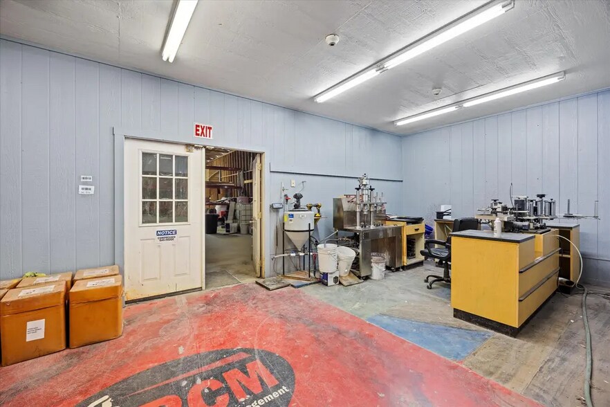 More Photos Of 1409 NE Barnard St, Glen Rose Storefront Retail Office For Sale