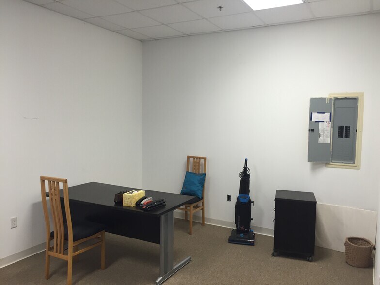 More Photos Of 8725 Youngerman Ct, Jacksonville Warehouse For Sale