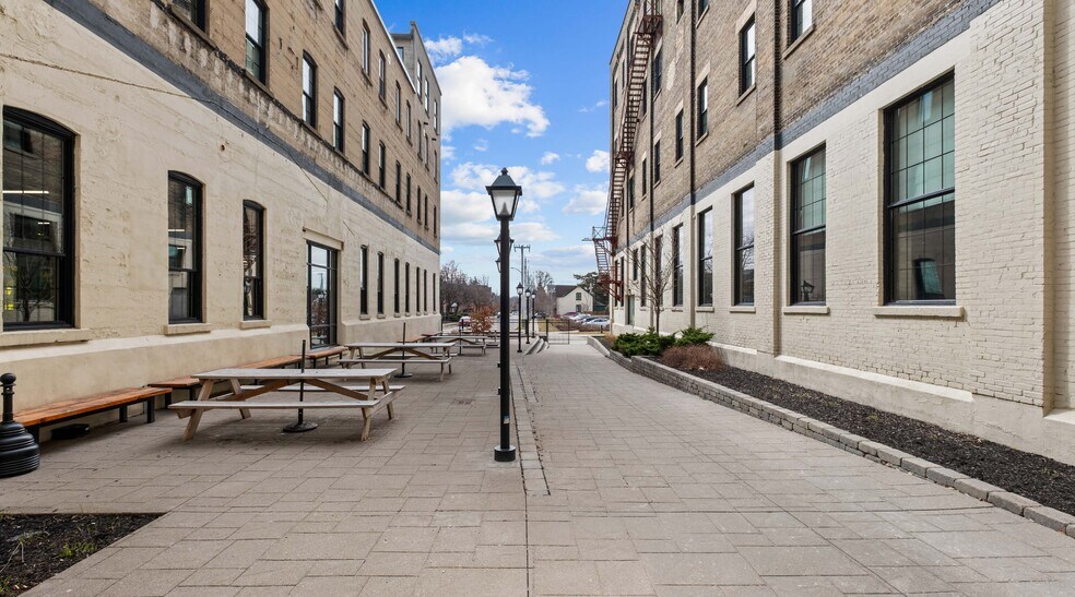 More Photos Of 121-151 Charles St W, Kitchener Office Residential For Lease