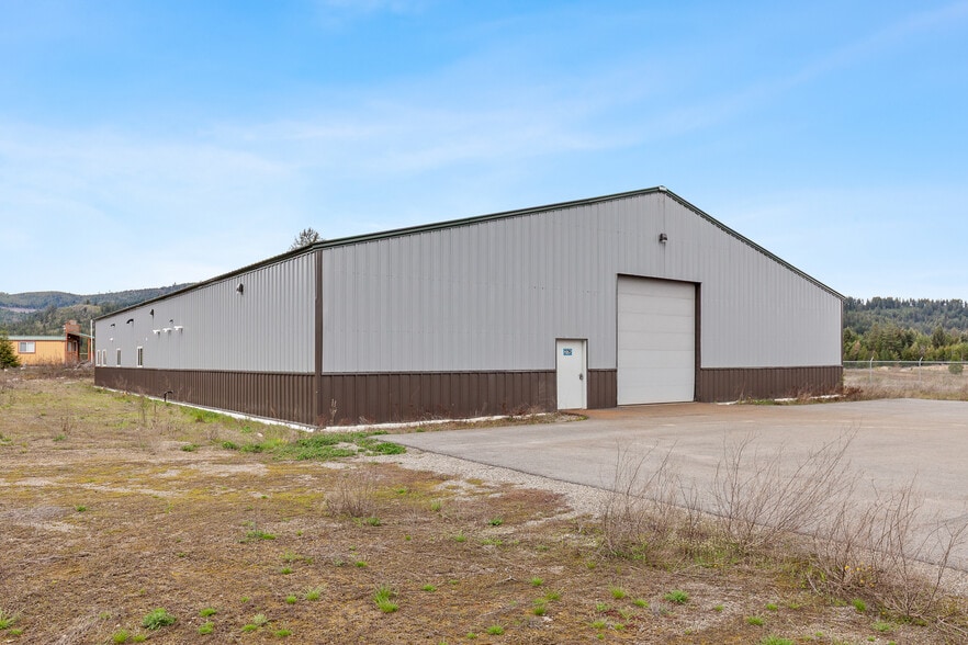 More Photos Of 275 Industrial Park Ave, Spirit Lake Warehouse For Sale