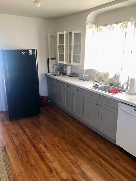 More Photos Of 406 Iris Ave, Jefferson Flex For Lease