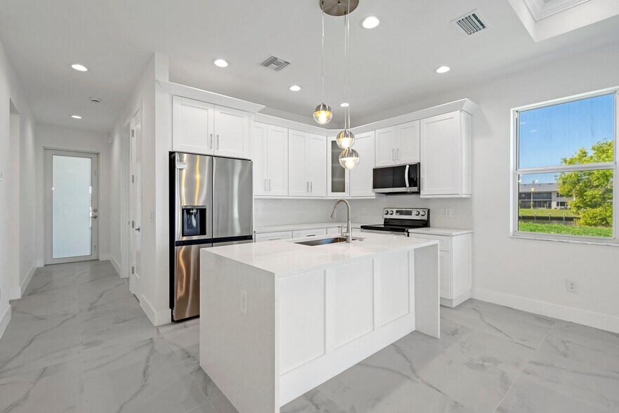 More Photos Of 1107 SE 38th St, Cape Coral Apartments For Sale