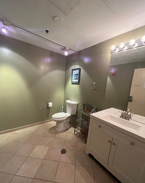 More Photos Of 325-333 N Des Plaines St, Chicago Apartments For Lease