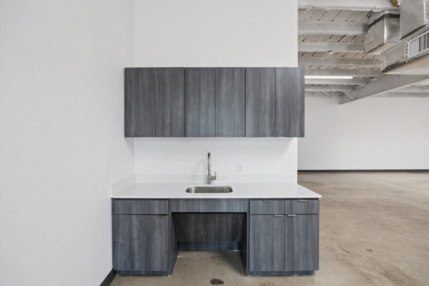 More Photos Of 4763 Vicksburg St, Dallas Distribution For Lease