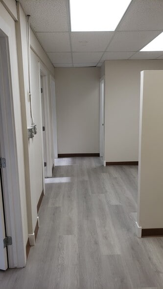 More Photos Of 220 40th Ave NE, Calgary Flex For Sale