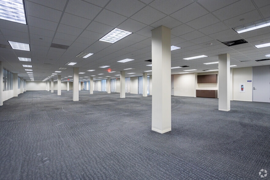 More Photos Of 1111-1113 Gillingham Ln, Sugar Land Distribution For Lease
