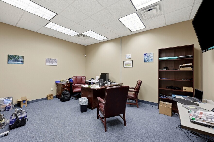 More Photos Of 2380 Fortune Dr, Lexington Flex For Lease