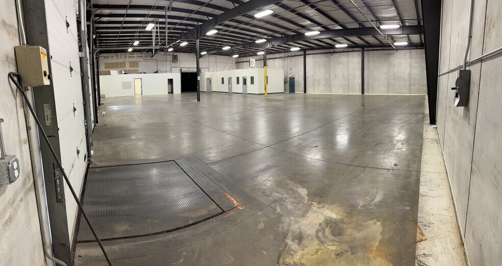 More Photos Of 2111 E 17th St, Des Moines Warehouse For Sale