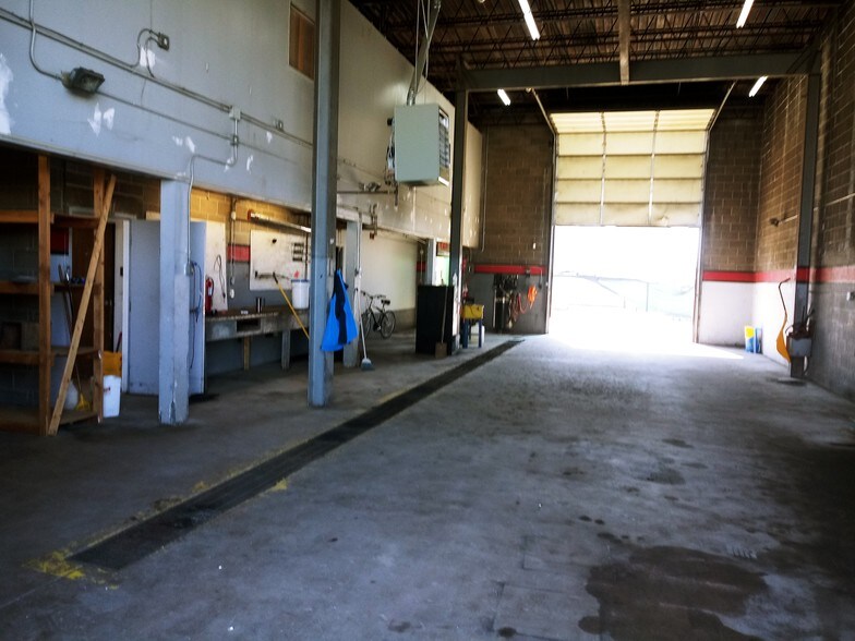 More Photos Of 8870 Frost Ave, Saint Louis Service For Lease