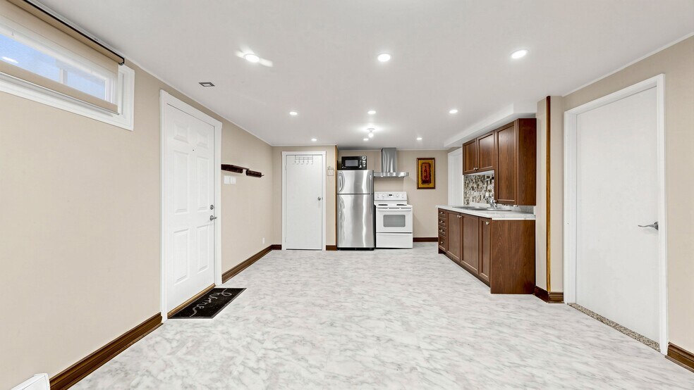 More Photos Of 956 Lake Dr E, Georgina Storefront Retail Residential For Sale