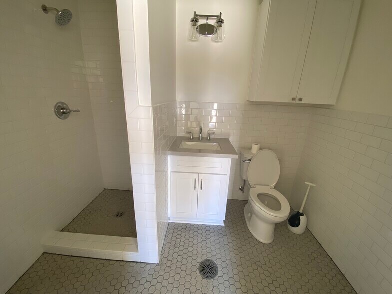 More Photos Of 2074 Phillip Dr, Covington Warehouse For Sale