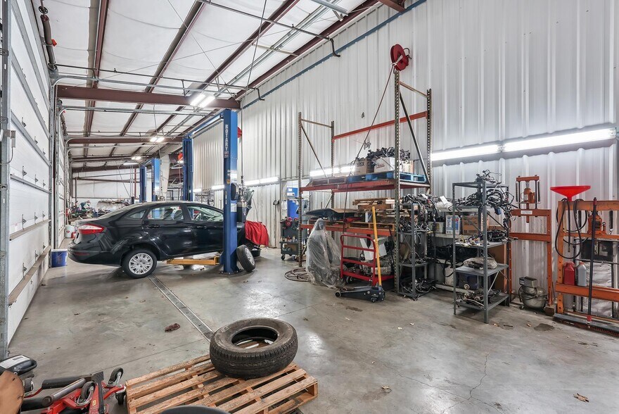 More Photos Of 555 N Pacific Hwy, Woodburn Auto Repair For Sale
