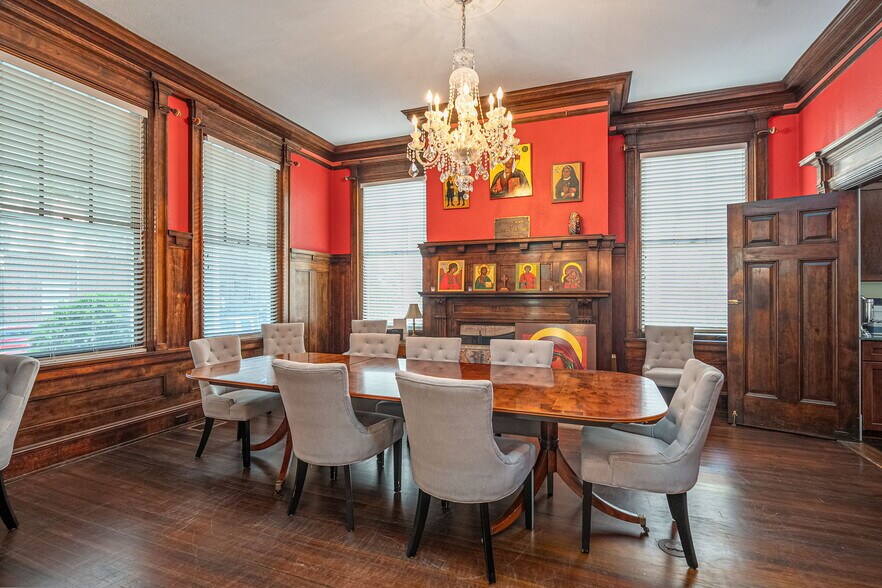 More Photos Of 18 E 34th St, Savannah Office Residential For Lease
