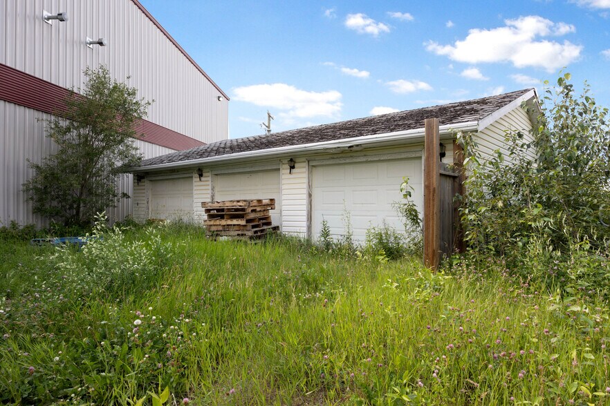 More Photos Of 105 Oak Crt, Anzac Warehouse For Sale