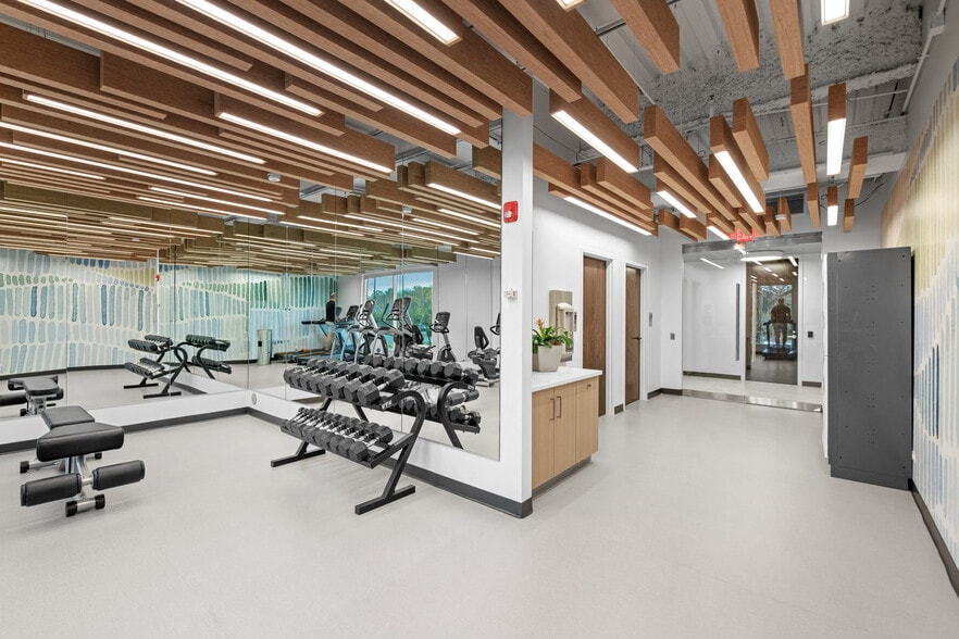 More Photos Of 650 Dundee Rd, Northbrook Office For Lease