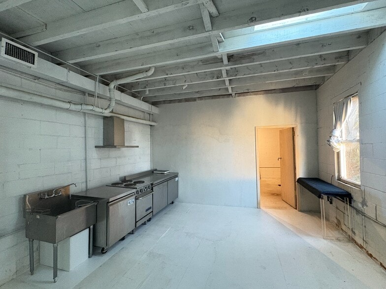 More Photos Of 166A 22nd St, Brooklyn Storefront Retail Office For Lease