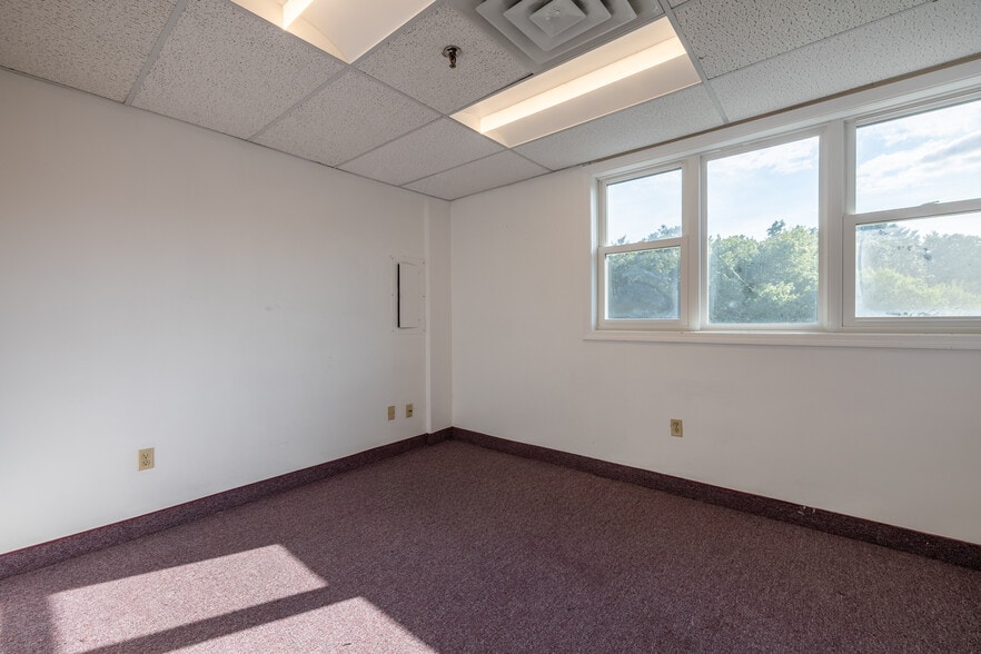 More Photos Of 1538 Turnpike St, North Andover Medical For Sale