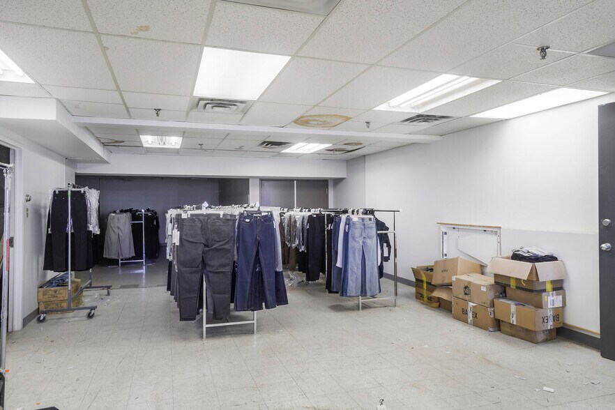 More Photos Of 1280 Boul Jules-Poitras, Montréal Warehouse For Lease