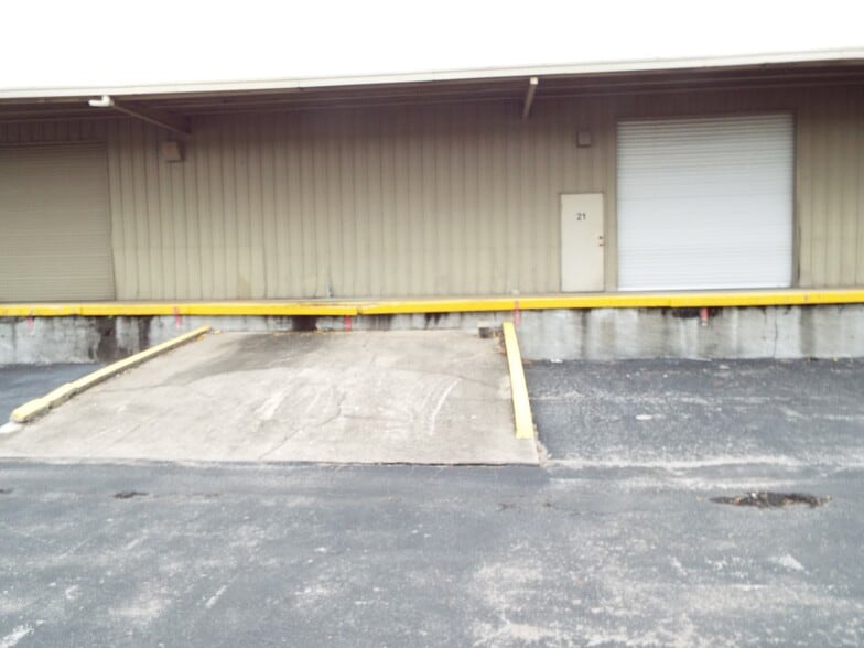 More Photos Of 11-37 NE 16th St, Ocala Warehouse For Lease