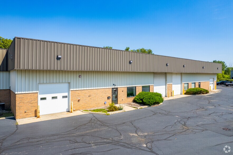 More Photos Of 2200-2205 Tech Ct, Woodstock Warehouse For Lease
