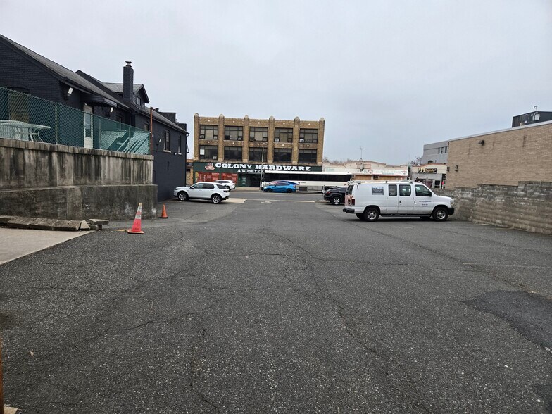 Primary Photo Of 508 Broad Ave, Ridgefield Storefront Retail Residential For Lease